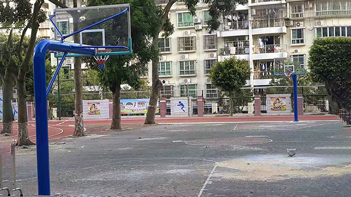 77779193永利官网业务部同心协力为金钟小学篮球架组装出一份力